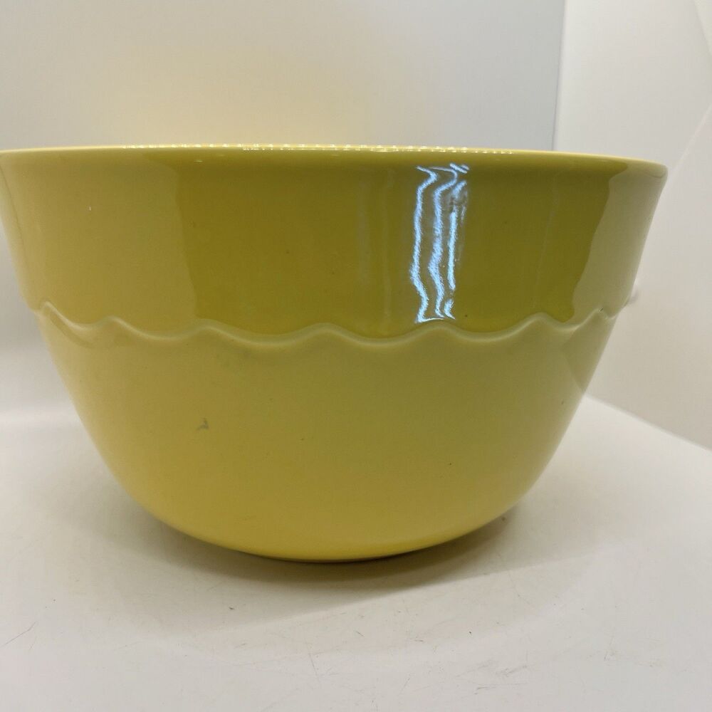 Crate & Barrel Large scallop Serving Bowl Yellow Stoneware 9.5" heavy scalloped